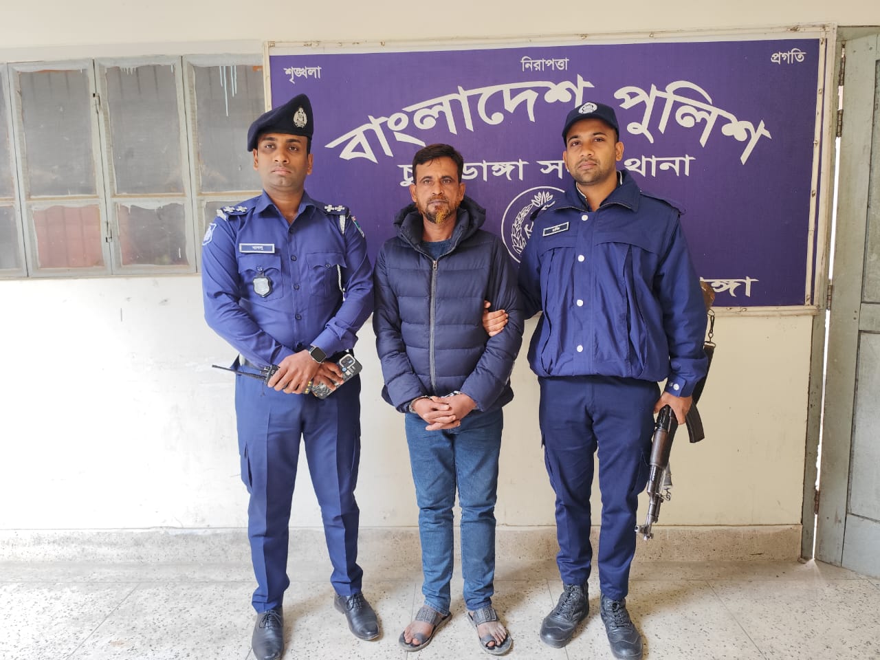 চুয়াডাঙ্গায় নগদ টাকাসহ ছিনতাইকারী গ্রেপ্তার