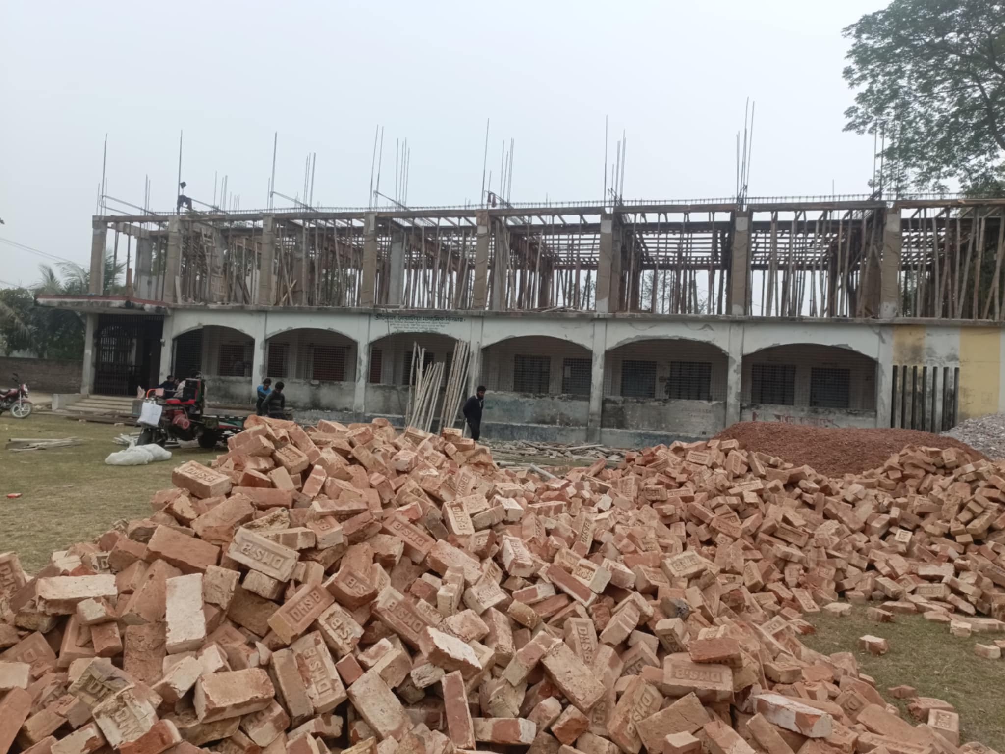 শ্রীকোল-বোয়ালিয়া মাধ্যমিক বিদ্যালয়ের ভবন নির্মাণে অনিয়ম ও দুর্নীতির অভিযোগ