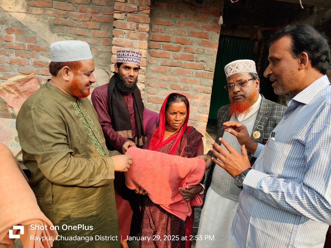 জীবননগর রায়পুরে কম্বল বিতরণকালে জেলা জামায়াতের আমির রুহুল আমিন