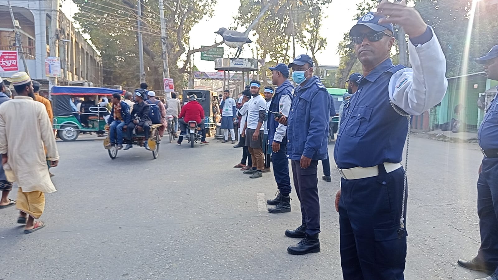 চুয়াডাঙ্গায় ট্রাফিক পুলিশ ও ছাত্রশিবির কর্মীদের তৎপরতা, দীর্ঘ যানজটেও সড়কে শৃঙ্খলা