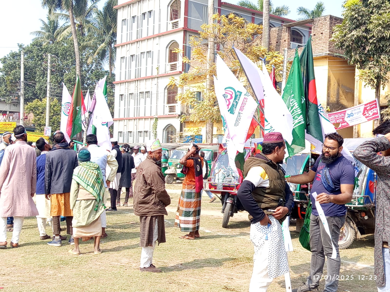 শহরের পথে পথে পতাকা বিক্রেতাদের সরব উপস্থিতি