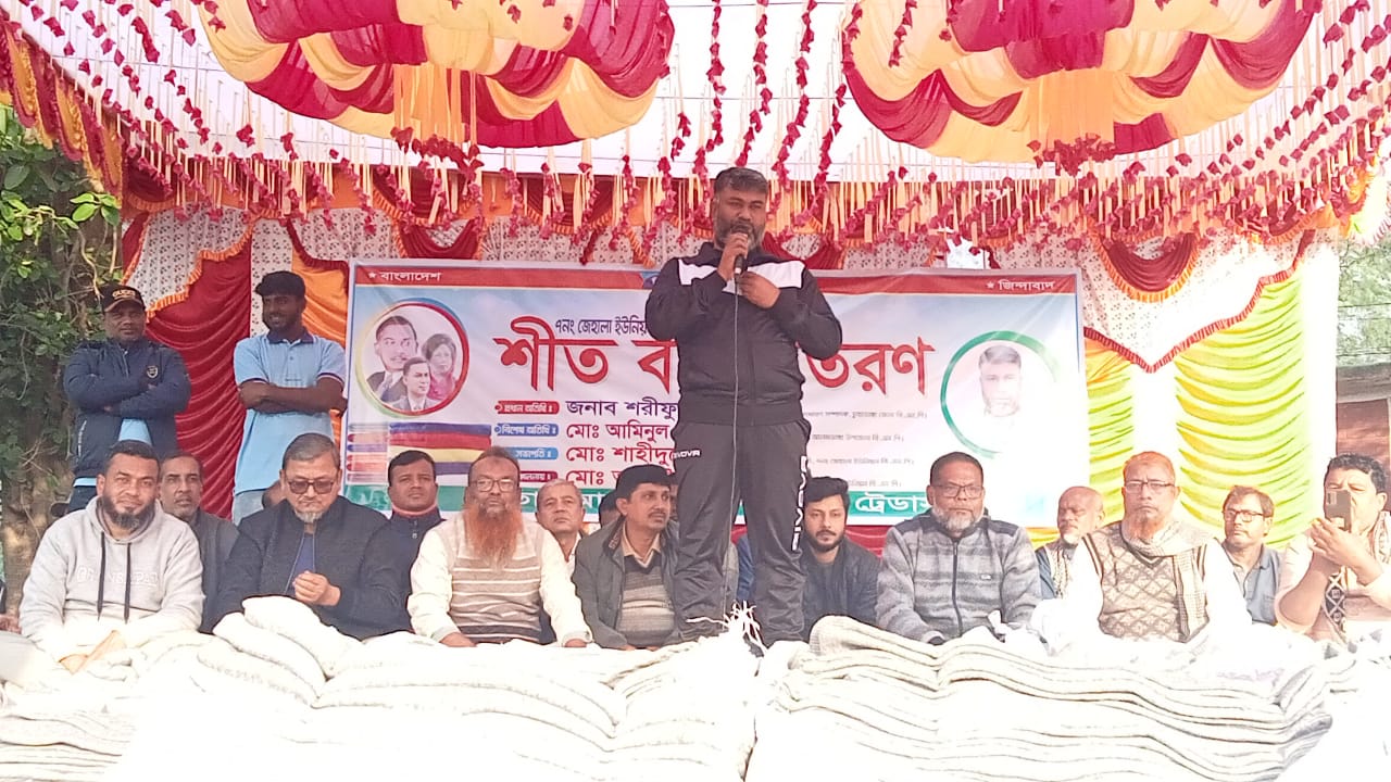 জেহালায় শীতার্তদের মাঝে শীতবস্ত্র বিতরণকালে বিএনপি নেতা শরীফুজ্জামান