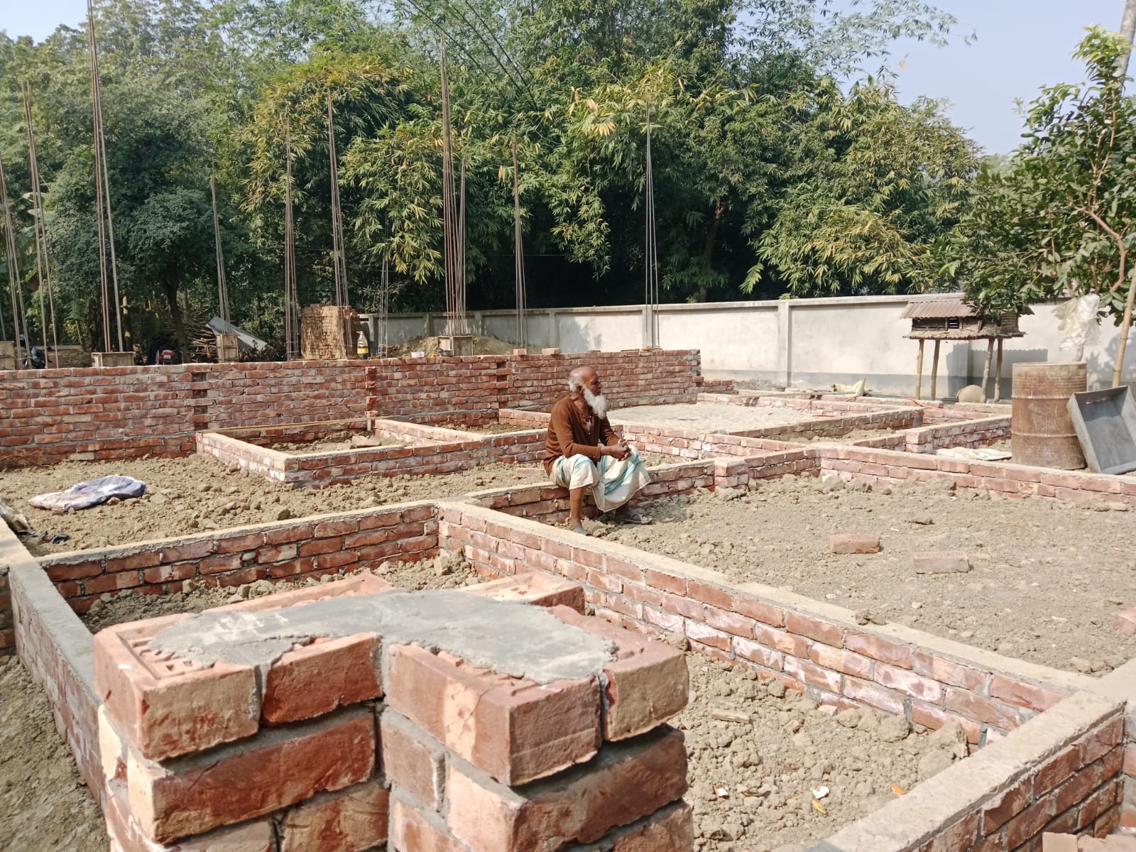 হরিণাকুণ্ডুতে পাকা বাড়ি নির্মাণের প্রলোভন দেখিয়ে ভুয়া ঠিকাদারের প্রতারণা