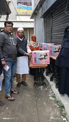 দর্শনায় অতিদরিদ্র নারীদের মাঝে সেলাই মেশিন বিতরণ