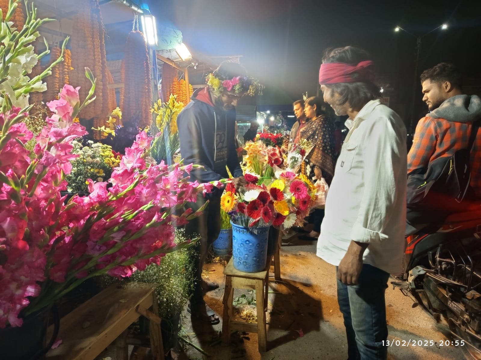 আজ বসন্তে ‘ভালোবাসি’ বলার দিন