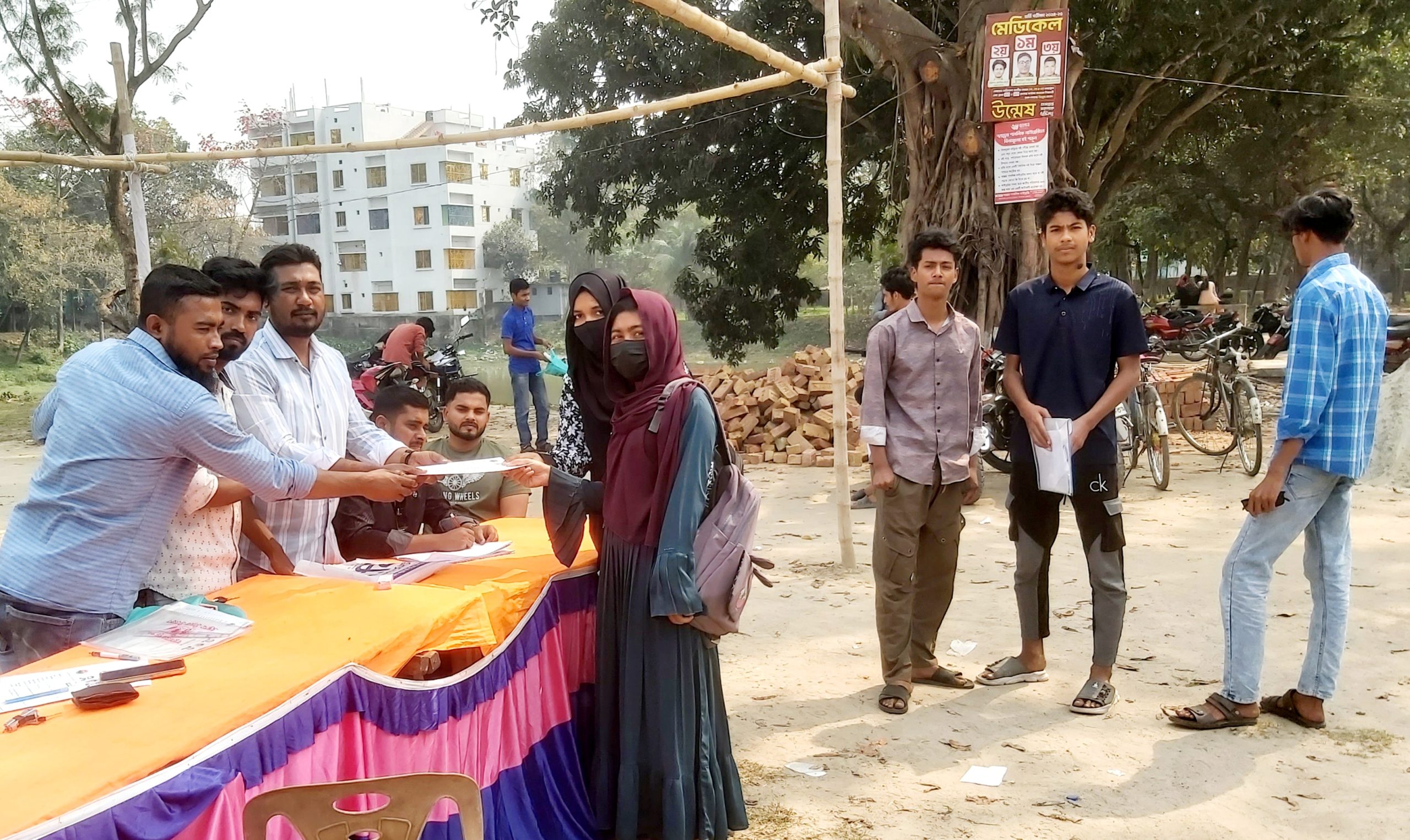 আলমডাঙ্গায় শিক্ষার্থীদের মাঝে ছাত্রদলের ফরম বিতরণ