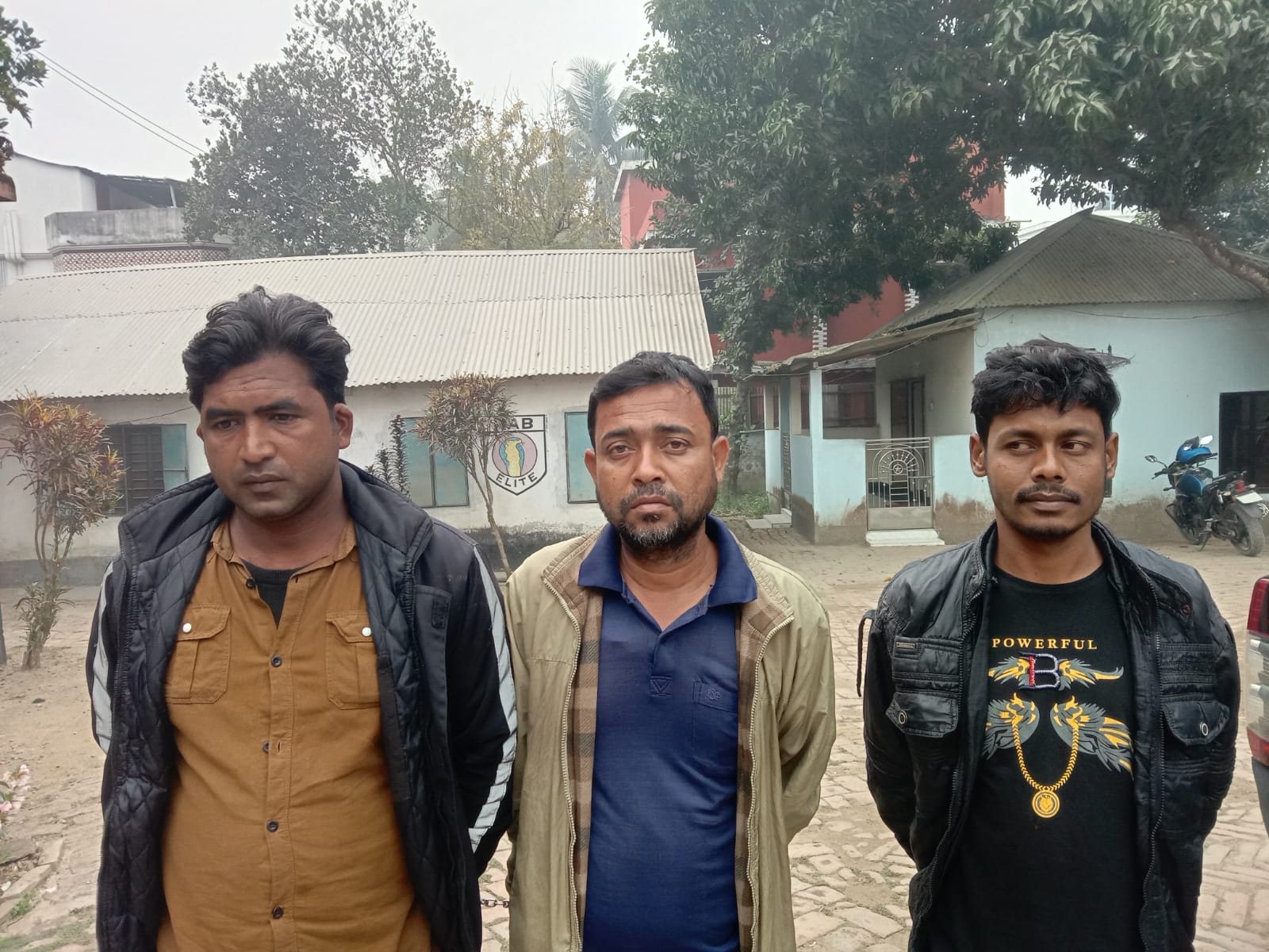 গাংনীতে অস্ত্রসহ র‌্যাবের হাতে ৩ জন আটক