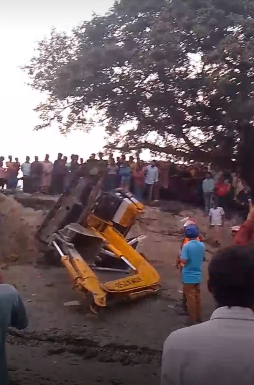 আলমডাঙ্গায় মাটি খননের সময় এস্কেভেটর উল্টে চালক নিহত