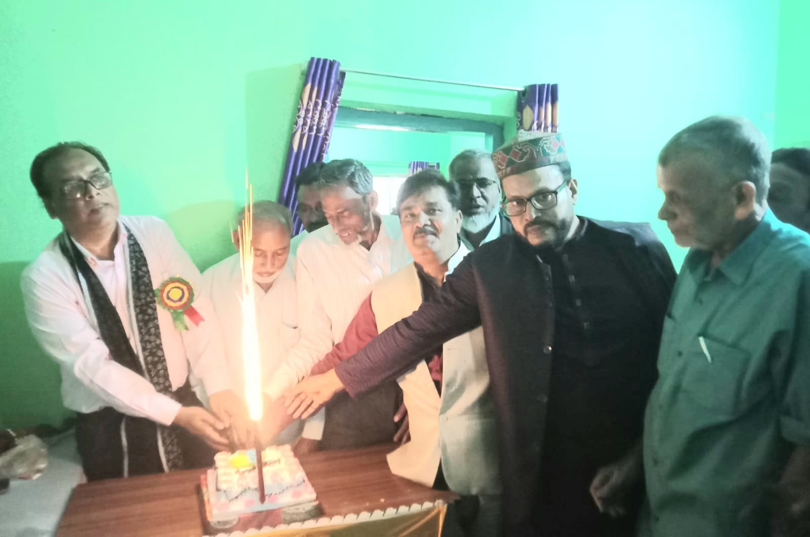 আলমডাঙ্গার মাধবপুর মাধ্যমিক বিদ্যালয়ের প্রধান শিক্ষক আশরাফের জন্মদিন পালিত