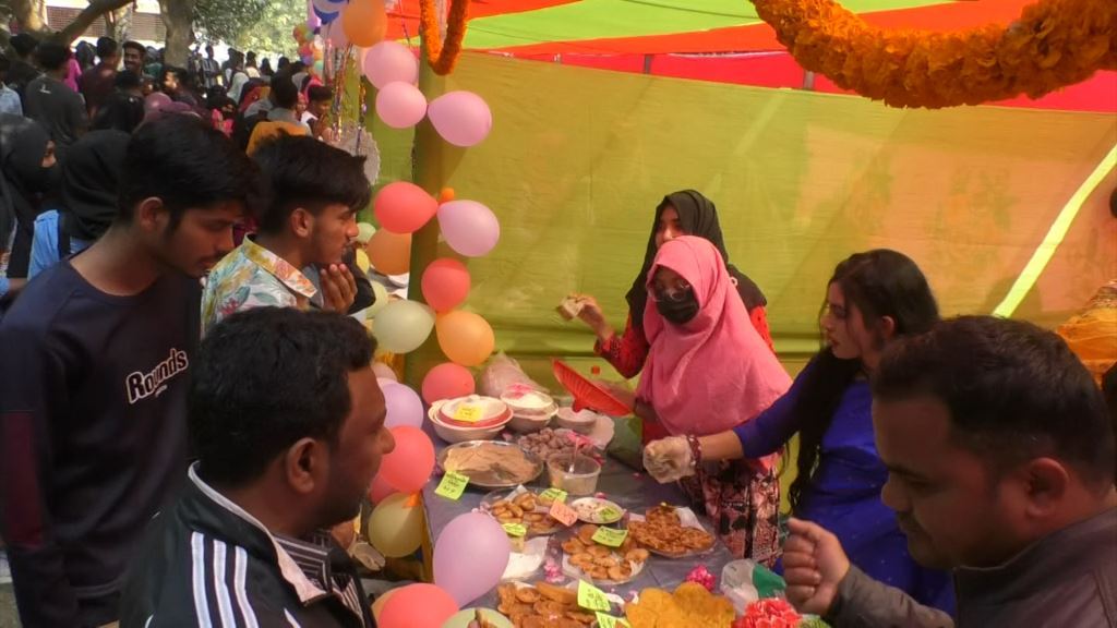 গাংনী মহিলা ডিগ্রি কলেজে পিঠা উৎসব