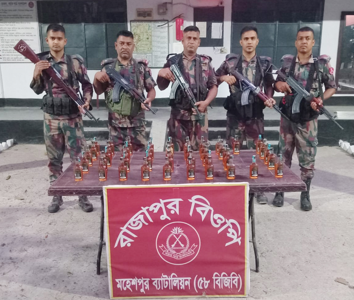 মহেশপুর ও জীবননগর সীমান্তে বিজিবির আতশবাজি-মাদক উদ্ধার