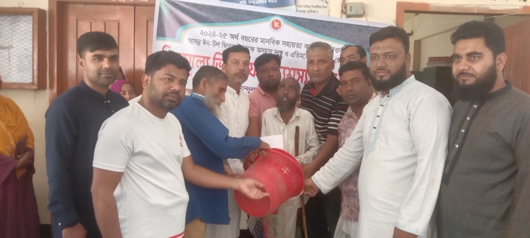 আন্দুলবাড়ীয়ায় দুস্থদের মাঝে ভিজিএফের চাল বিতরণ