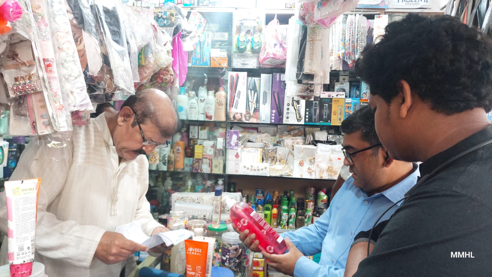 বড় বাজারের অনামিকা কসমেটিক্সে জরিমানা
