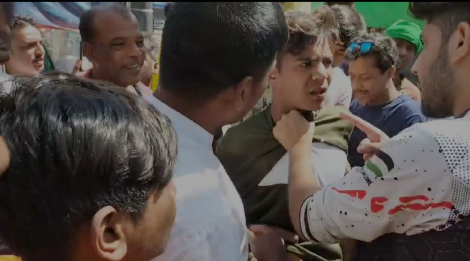 কার্পাসডাঙ্গায় ইজিবাইক চোরকে আটকে পুলিশে দিল জনতা