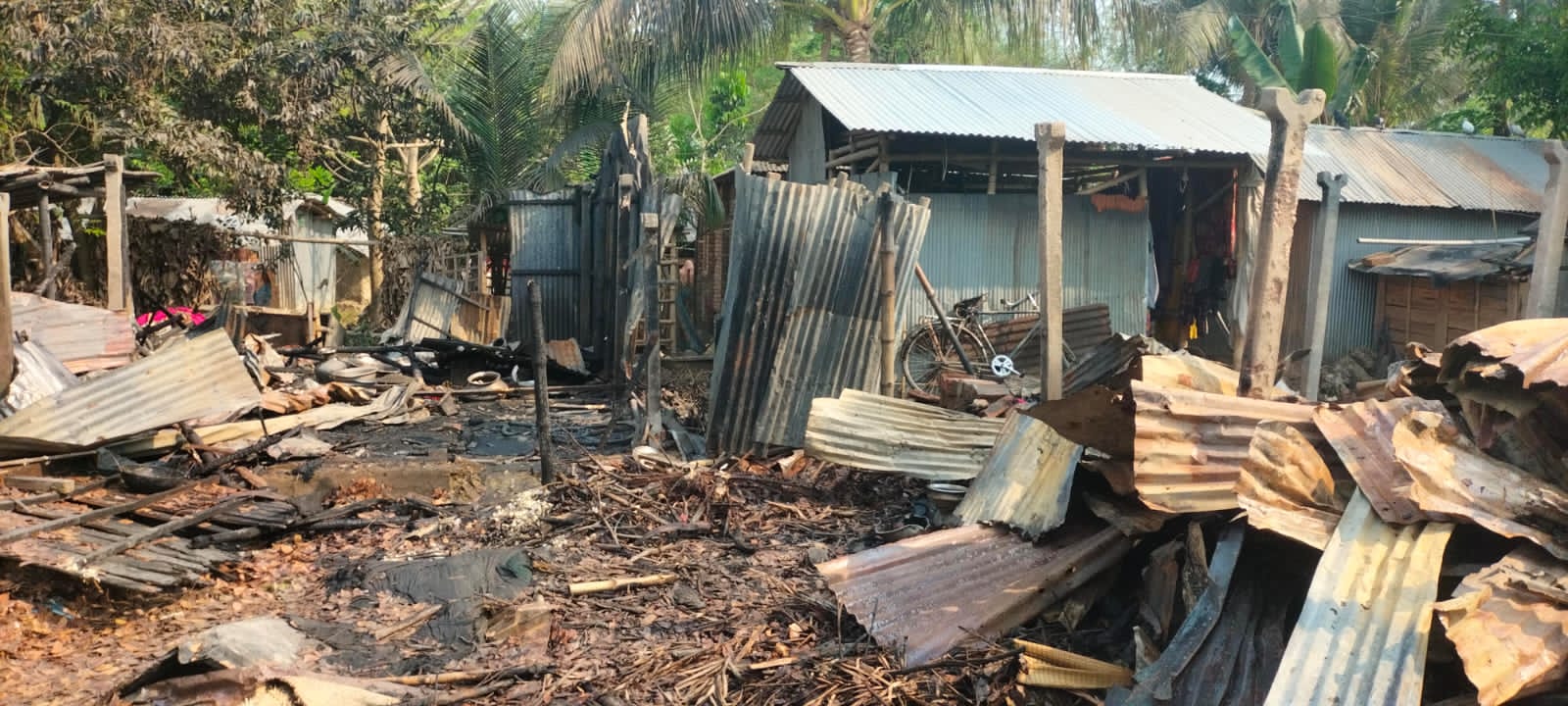 মহেশপুরে ভয়াবহ অগ্নিকাণ্ডে সর্বস্বান্ত ৫ পরিবার