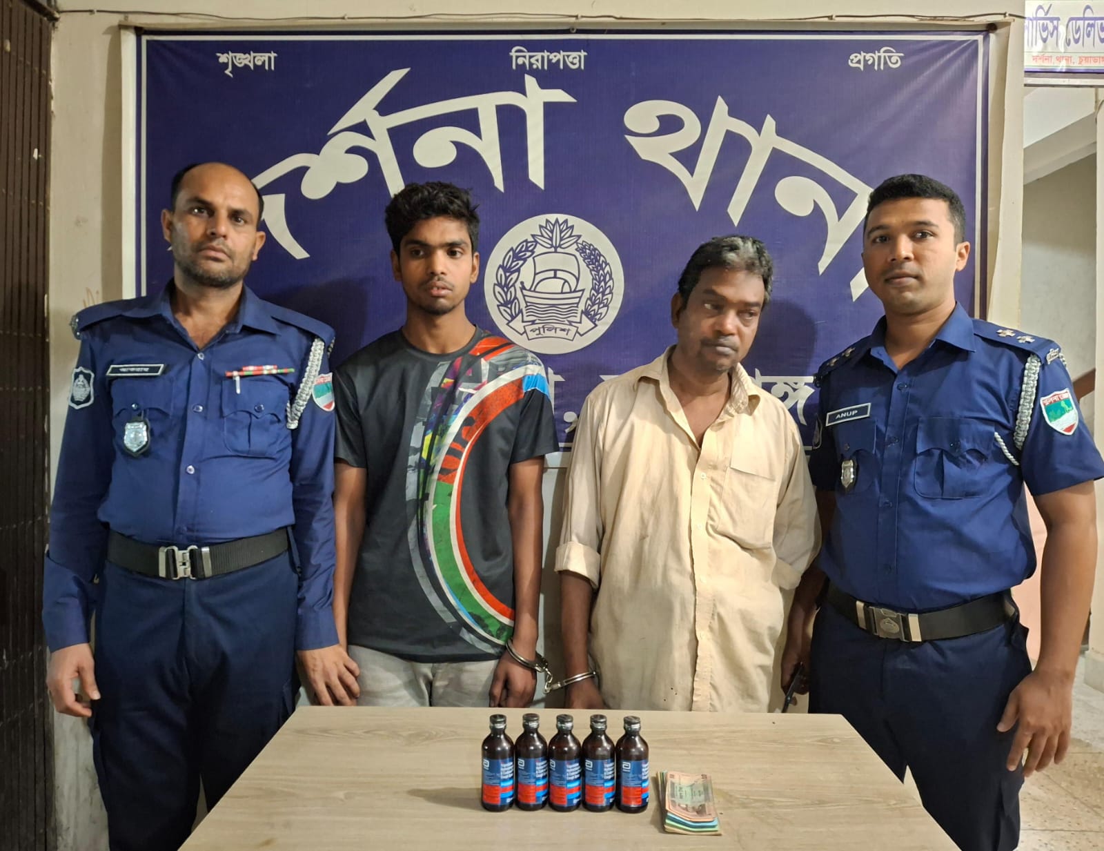 দর্শনায় ৫ বোতল ফেনসিডিলসহ বাপ-ছেলে গ্রেপ্তার