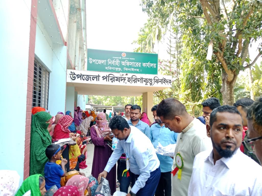 হরিণাকুণ্ডুতে গরিব ও অসহায় মানুষের মাঝে শাড়ি বিতরণ