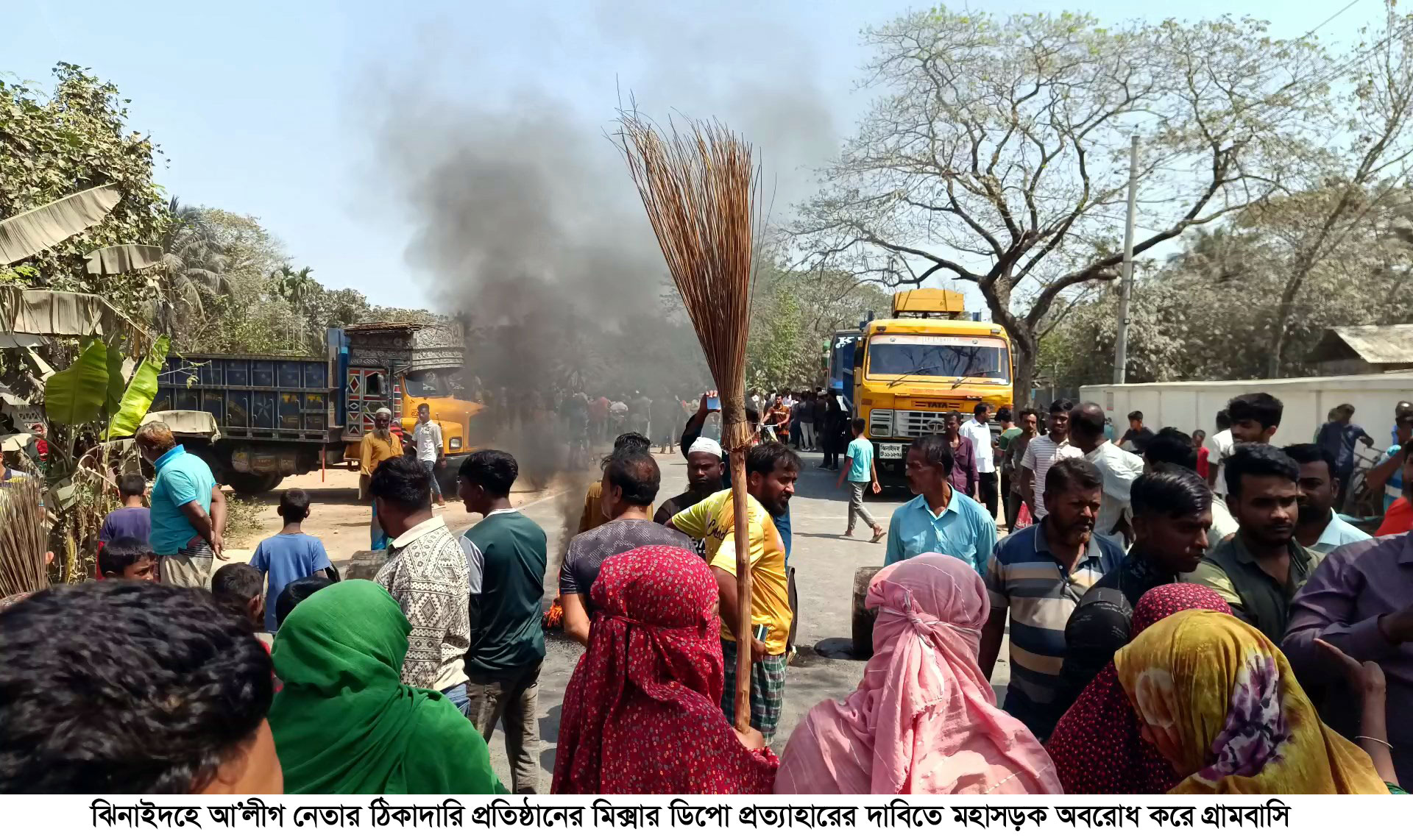 ঝিনাইদহে আ.লীগ নেতার ঠিকাদারি প্রতিষ্ঠানের মিক্সার ডিপো প্রত্যাহারের দাবিতে মহাসড়ক অবরোধ