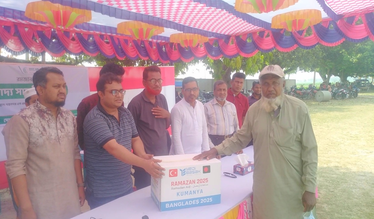 মহেশপুরে অসহায়দের মাঝে ফুড প্যাকেট বিতরণ