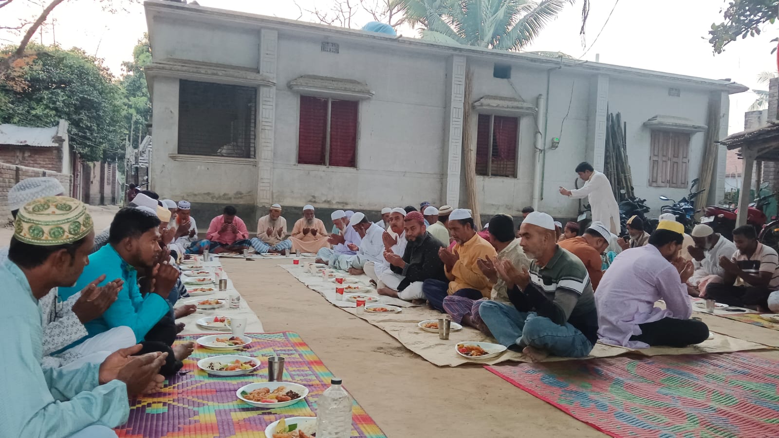 চুয়াডাঙ্গার কুলচারায় ৬ বছর ধরে মাসব্যাপী ইফতার বিতরণ