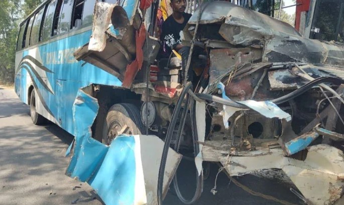 রয়েল এক্সপ্রেস ও প্রাইভেটকারের সংঘর্ষ; আহত ৭