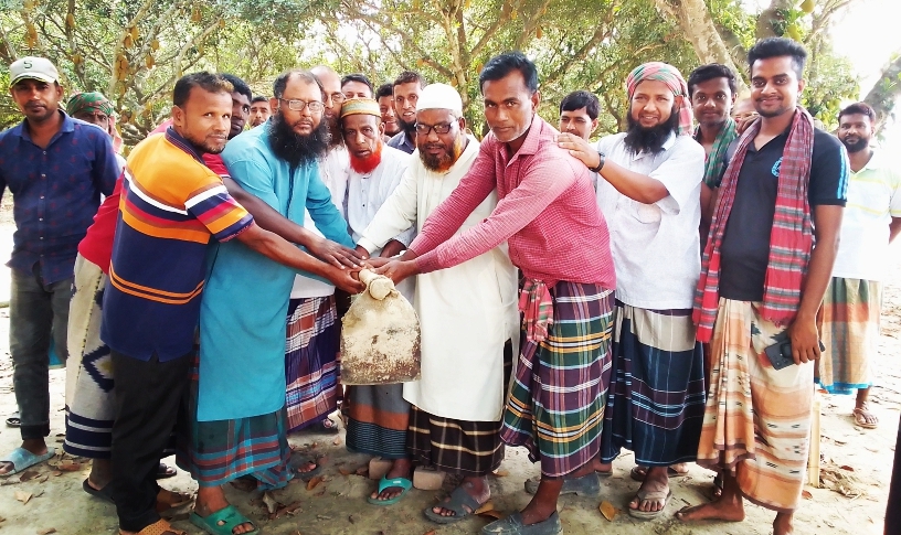 আলমডাঙ্গার বড়বোয়ালিয়ায় ঈদগাহ উন্নয়ন কাজের উদ্বোধন