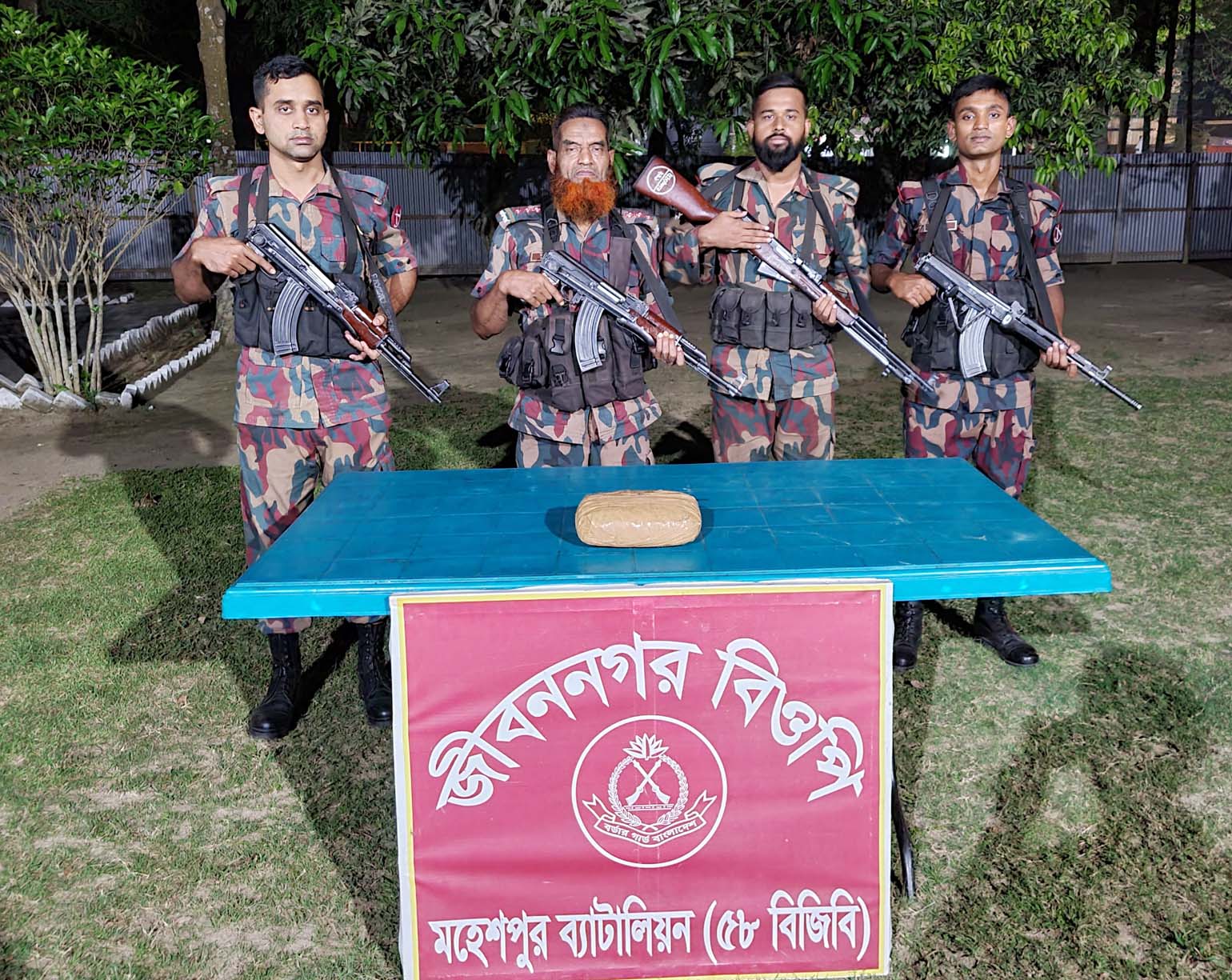 জীবননগর ও মহেশপুর সীমান্তে বিজিবির অভিযানে মাদক, গরুর ওষুধ উদ্ধার, ৪ নারী আটক