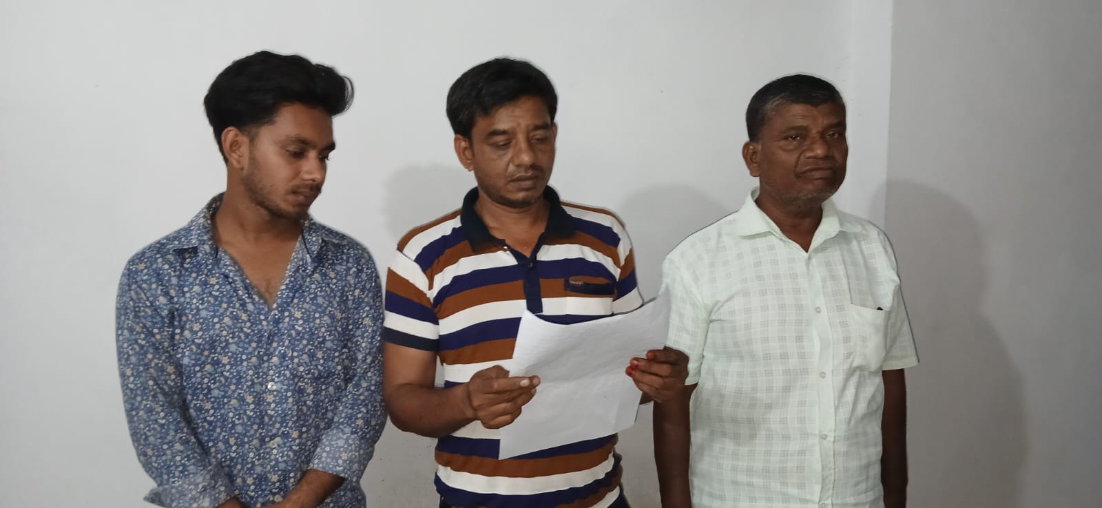 কৌশলে জমি লিখে নিয়ে স্থানীয় বৈঠকে ফেরতের প্রতিশ্রুতি দিয়েও ভঙ্গ