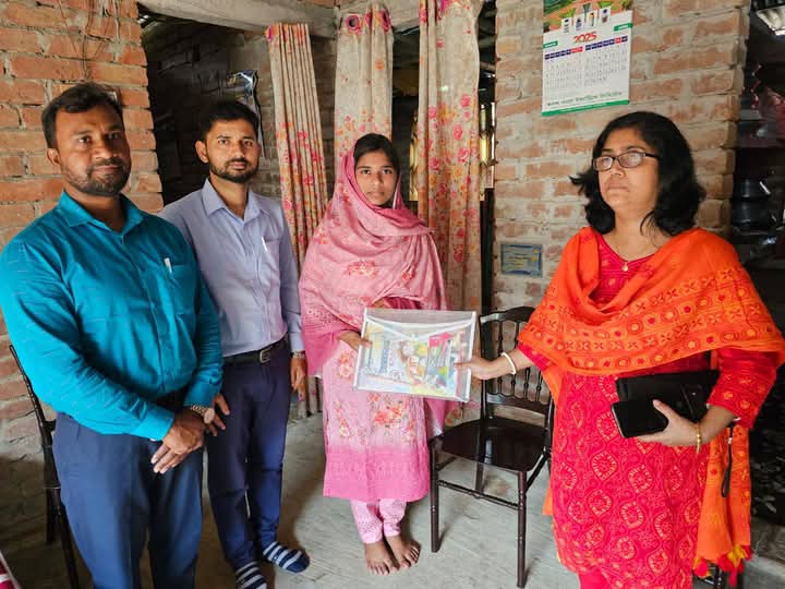 দামুড়হুদায় ফাইল হাতে এসএসসি পরিক্ষার্থীদের বাড়ি বাড়ি গিয়ে প্রশংসিত ইউএনও তিথি মিত্র