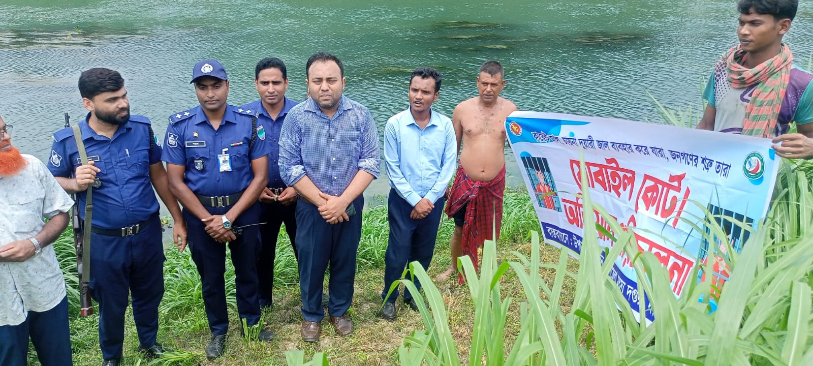 দামুড়হুদায় মাথাভাঙ্গা নদী থেকে কোমর ও বাঁধ অপসারণ