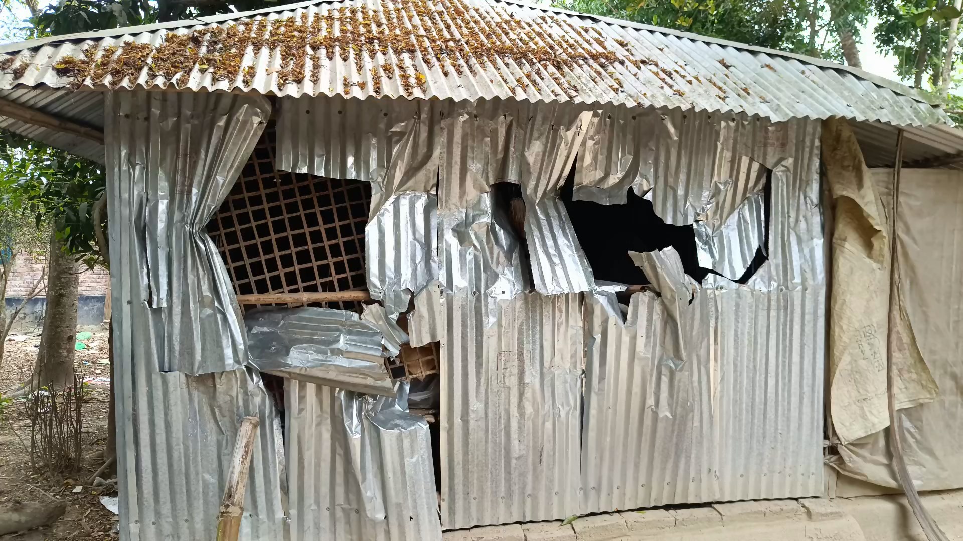 ঝিনাইদহে প্রতিপক্ষের বাড়িঘরে হামলা-ভাঙচুর, আহত ৫