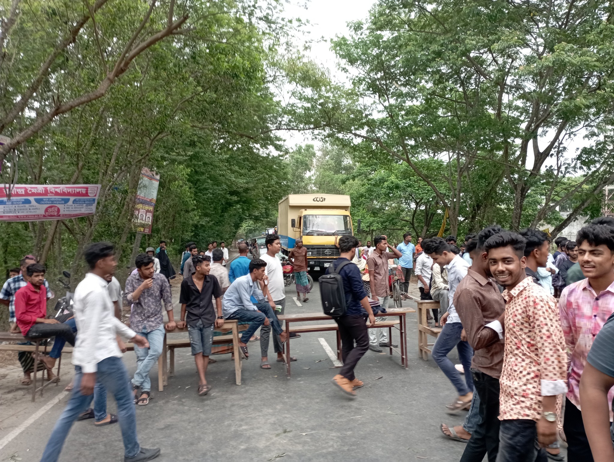 শৈলকুপায় ডিগ্রি কলেজ মাঠে স্থাপনা নির্মাণের প্রতিবাদে শিক্ষার্থীদের মহাসড়ক অবরোধ করে বিক্ষোভ
