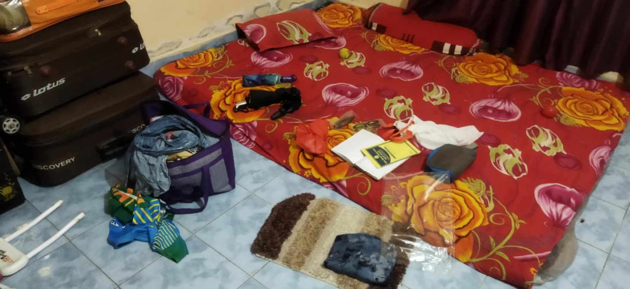 দর্শনা থানার পাশে তিন বাড়িতে চুরি