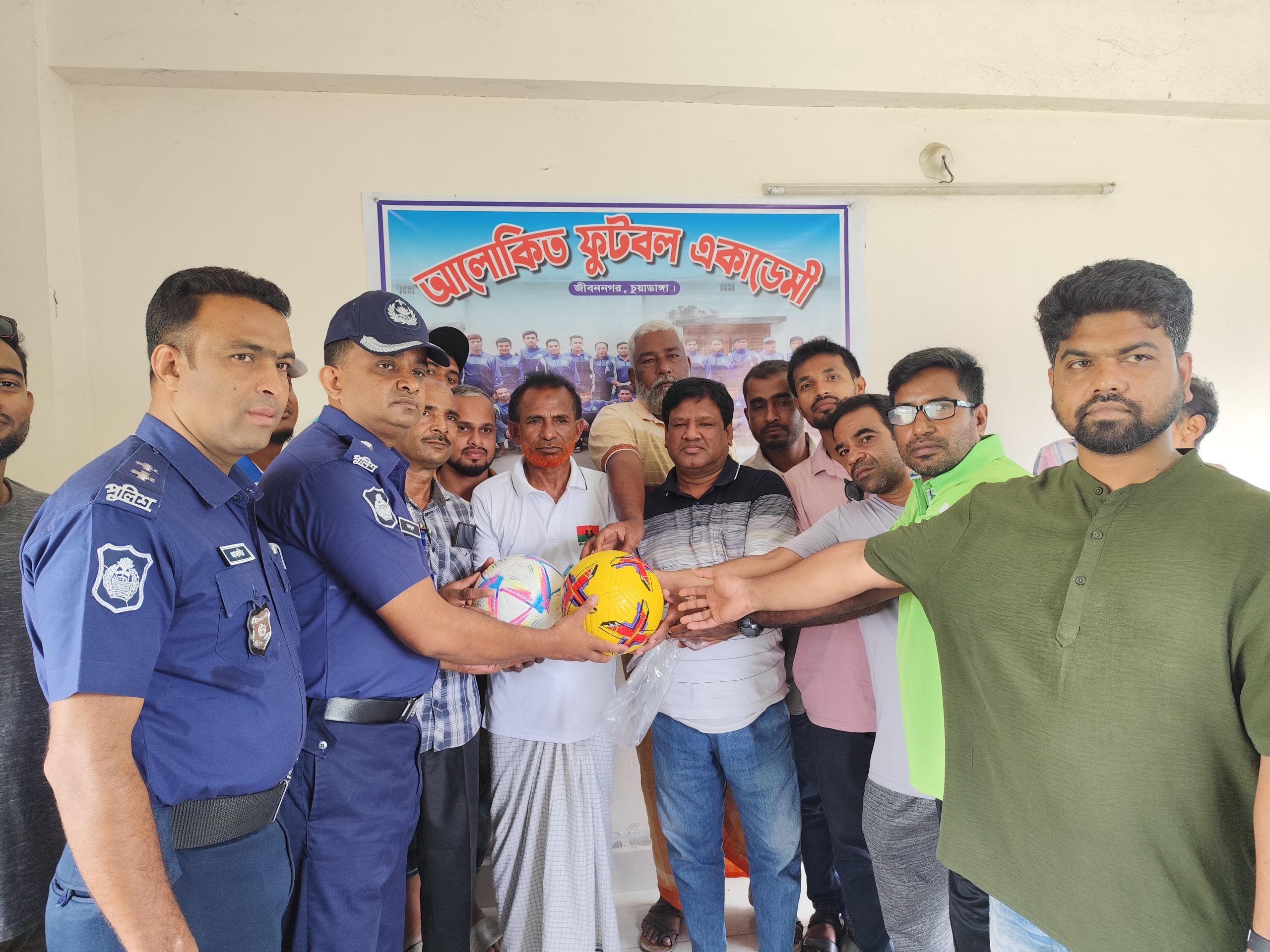 জীবননগরে আলোকিত ফুটবল একাডেমিকে ফুটবল উপহার দিলেন পুলিশ সুপার
