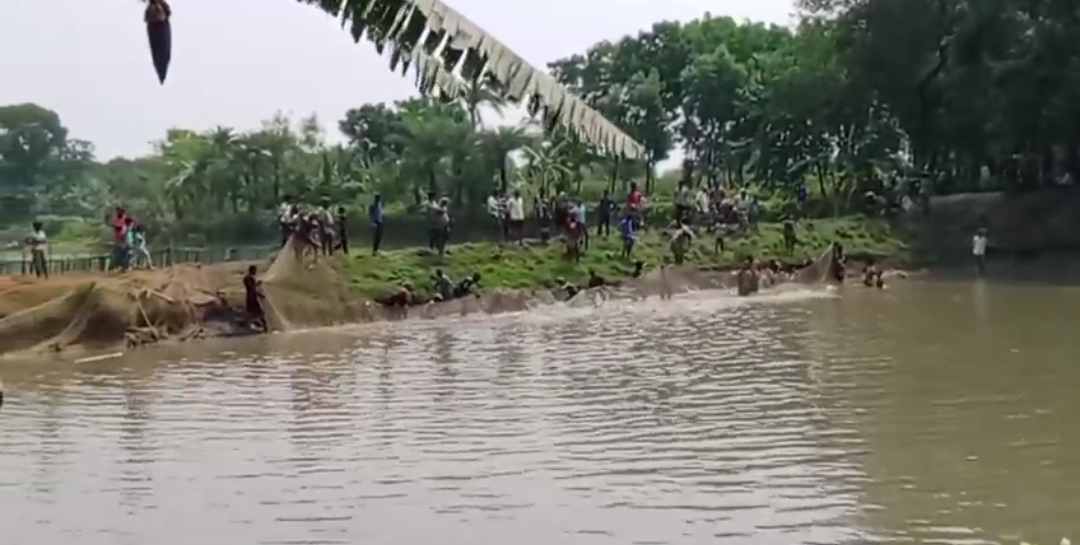 পুকুরের মাছ লুট ও বাড়িঘর ভাঙচুরের অভিযোগ